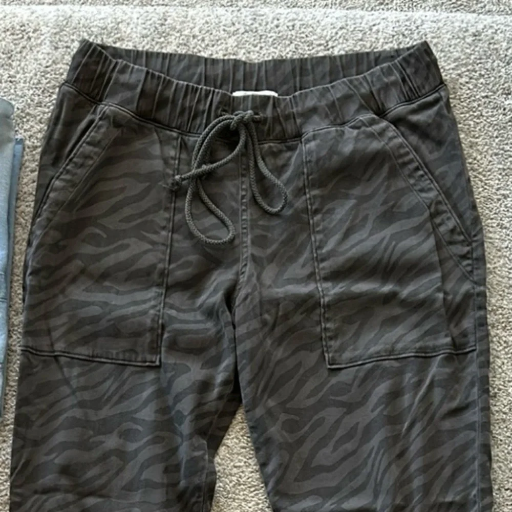 Bella Dahl Animal Print Joggers - Picture 2 of 9